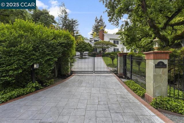 32 Kensington Ct, Alamo CA: https://media.crmls.org/mediaz/6f3af9f6-ddbd-4403-a75d-70a30bae2938.jpg