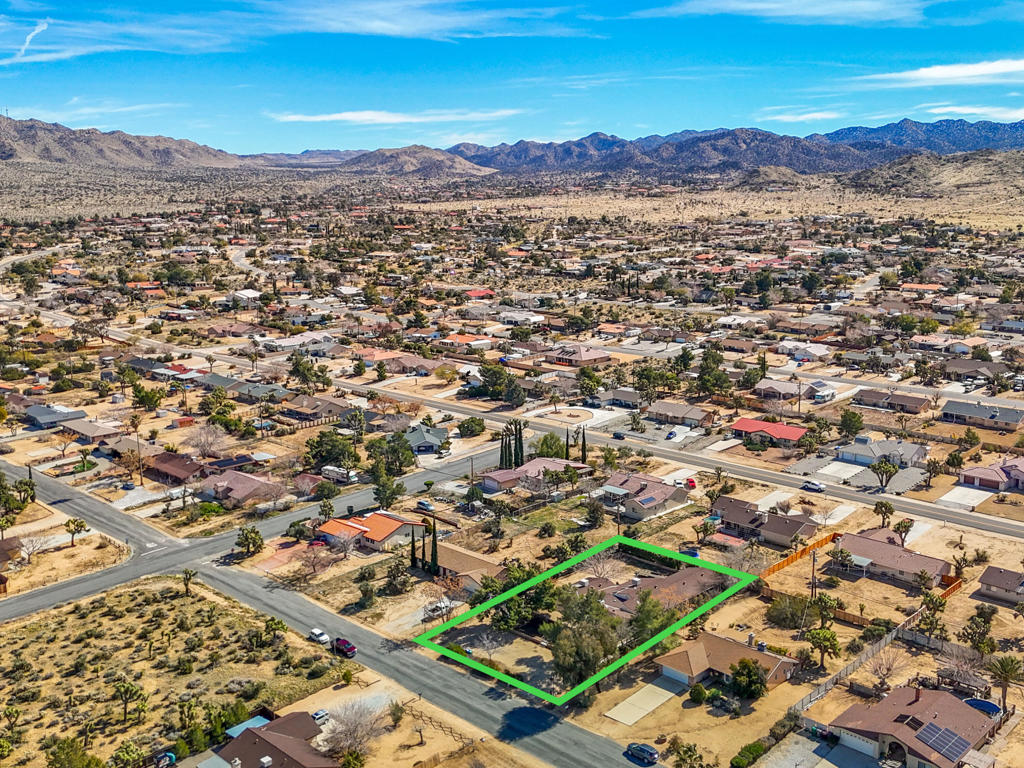 https://media.crmls.org/mediaz/6f3b50d3-bfa0-48ce-949f-7934646ee7dd.jpg?preset=X-Large