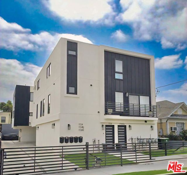 1724 Menlo Avenue, Los Angeles CA: https://media.crmls.org/mediaz/6f3be1b9-b248-49b5-b63c-b96d326eceba.jpg