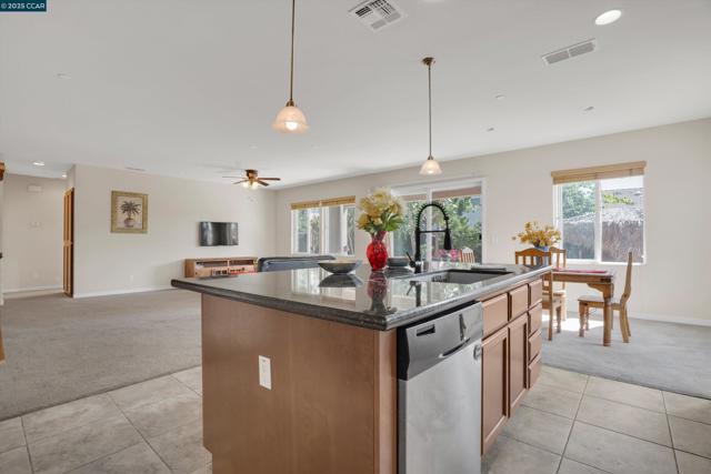 1030 Clear Lake Dr, Oakley CA: https://media.crmls.org/mediaz/6f3d16fc-31bc-4c36-a685-10ce79ce9615.jpg