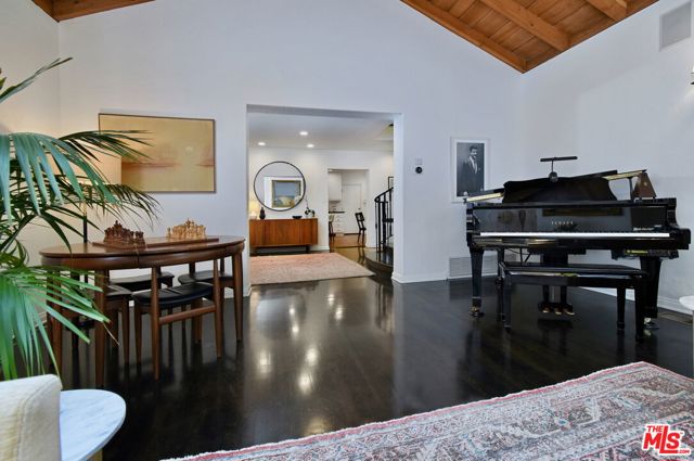 4277 Beck Avenue, Studio City CA: https://media.crmls.org/mediaz/6f3d5368-b8aa-4da1-9586-6a0d93b1223d.jpg