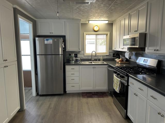 Detail Gallery Image 9 of 21 For 1506 Oak Dr #22,  Vista,  CA 92084 - 2 Beds | 2 Baths