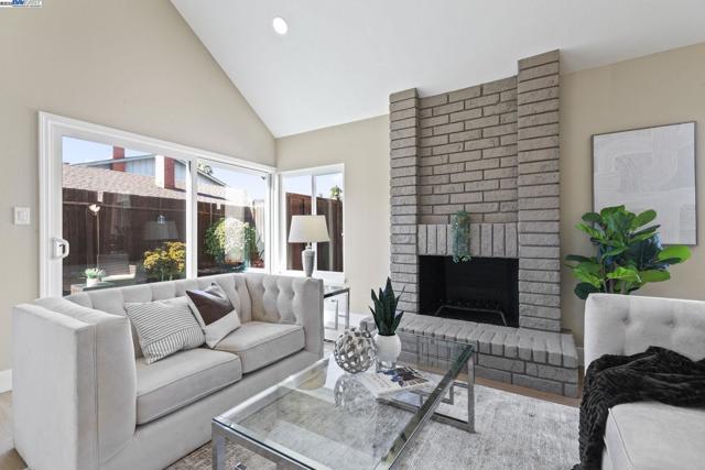 5139 Dryden Ct, Newark CA: https://media.crmls.org/mediaz/6f3df88e-a882-4338-a026-afef444449e0.jpg