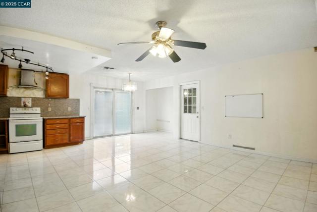 9121 Eaglepoint Ln, Stockton CA: https://media.crmls.org/mediaz/6f3e351d-b4a1-4846-9f4e-7b4efdc45ad9.jpg