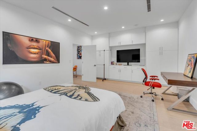 5456 Hazeltine Avenue, Sherman Oaks CA: https://media.crmls.org/mediaz/6f3e6297-b937-4c78-a2fa-cd4104dd5eed.jpg