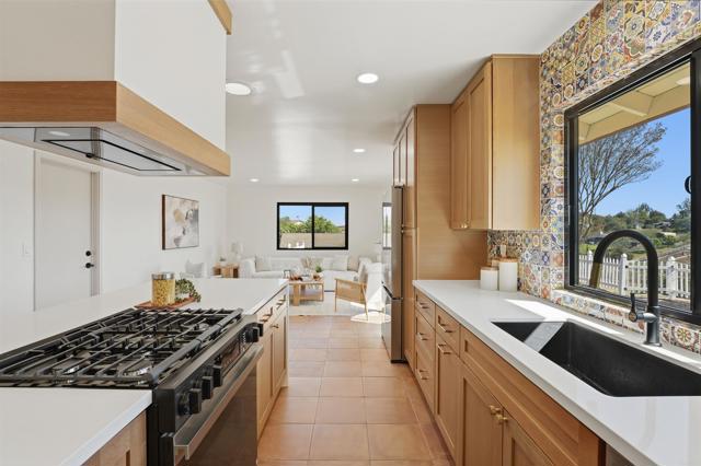 Detail Gallery Image 9 of 46 For 358 Spanish Spur, Fallbrook,  CA 92028 - 3 Beds | 2 Baths
