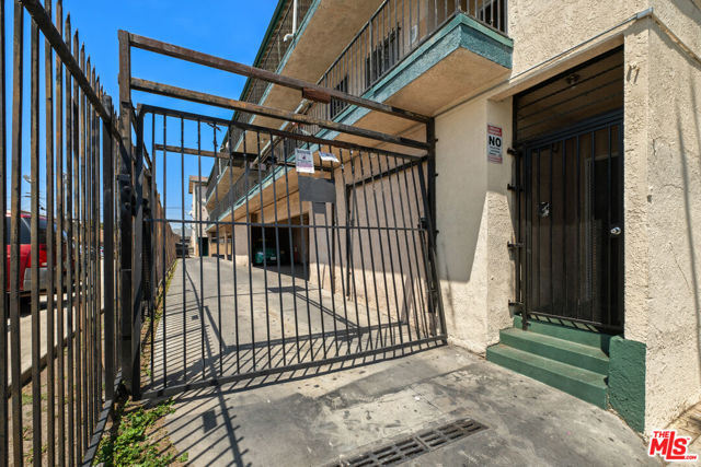 8307 S Figueroa Street, Los Angeles CA: https://media.crmls.org/mediaz/6f3f9390-41d4-41b1-92cb-dc7e2095d982.jpg