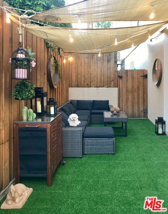 1221 N Kings Road, West Hollywood CA: https://media.crmls.org/mediaz/6f3fb155-5d5a-4ddc-8601-567bde4c9601.jpg