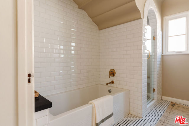 3975 Sutro Avenue, Los Angeles CA: https://media.crmls.org/mediaz/6f3fb765-c8bf-468f-b0e0-0b725f9adabd.jpg