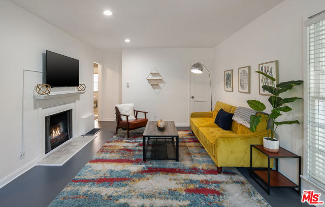 521 Venice Way, Venice CA: https://media.crmls.org/mediaz/6f409ad7-8a1e-4149-ba35-656c282a3662.jpg