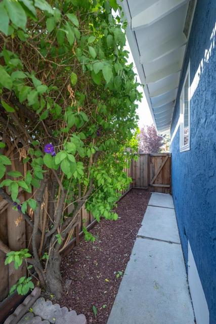 1035 Valota Road, Redwood City CA: https://media.crmls.org/mediaz/6f40af8f-e935-4b45-a9e9-2c06dce717e0.jpg