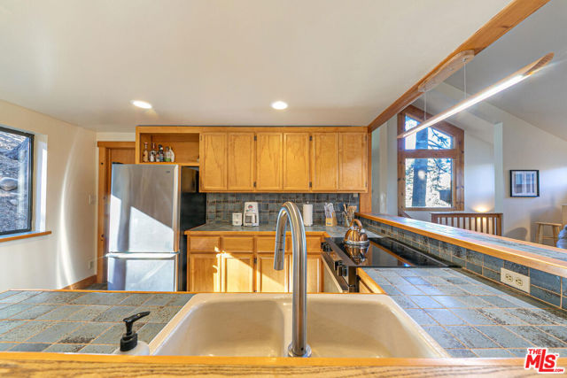 11504 Skislope Way, Truckee CA: https://media.crmls.org/mediaz/6f41c5cb-95a0-47d0-a607-ae893179f18f.jpg