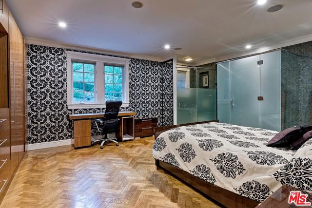 725 N Faring Road, Los Angeles CA: https://media.crmls.org/mediaz/6f41d7ac-519e-4b4f-88f6-fd72d867e331.jpg