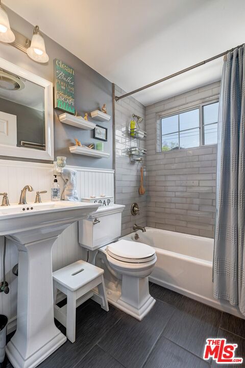 4844 W 94th Street, Inglewood CA: https://media.crmls.org/mediaz/6f420e52-52d7-4b55-baf2-93b38b0b84a4.jpg