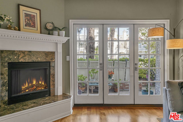 4401 Moorpark Way, Toluca Lake CA: https://media.crmls.org/mediaz/6f4276d9-b3ac-492f-b2ab-463298d3eeb9.jpg