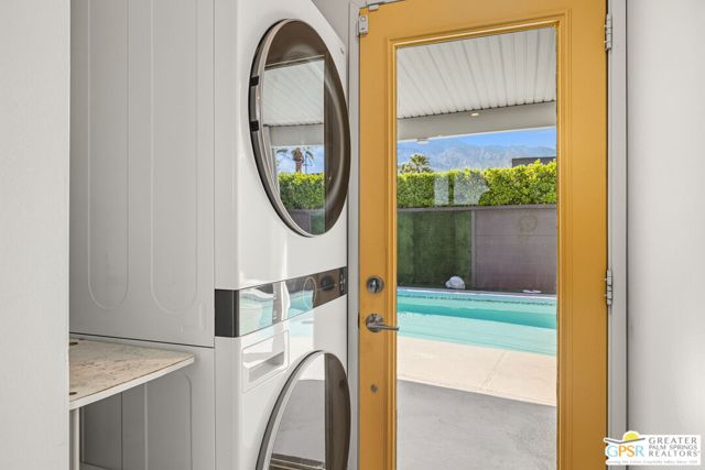 547 N Sunrise Way, Palm Springs CA: https://media.crmls.org/mediaz/6f427977-9ba8-41e2-98aa-24574dce37cc.jpg