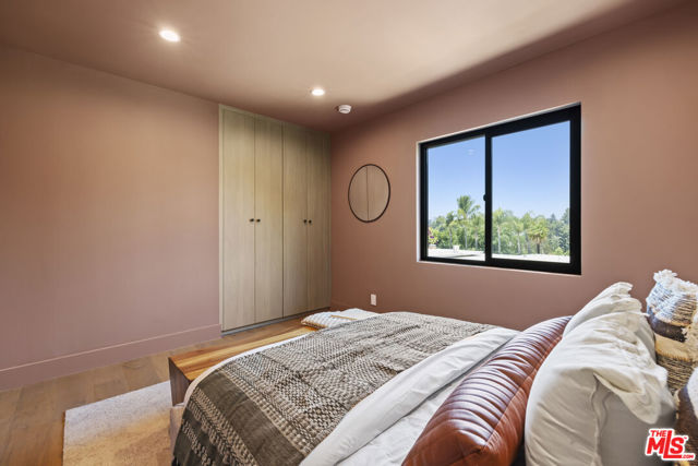 11268 Dona Lola Drive, Studio City CA: https://media.crmls.org/mediaz/6f42ed78-2f87-4d93-b42e-f89c968eefb7.jpg