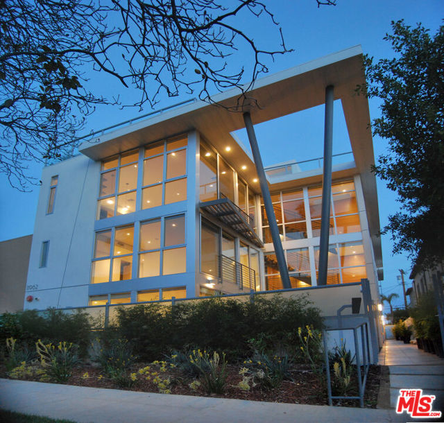 11962 GORHAM Avenue, Los Angeles CA: https://media.crmls.org/mediaz/6f43ce92-883c-45e8-8a74-bf99ac6e561d.jpg