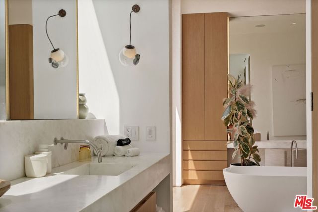 28837 Selfridge Drive, Malibu CA: https://media.crmls.org/mediaz/6f445eec-8164-42c7-a503-44b1151ce4c6.jpg