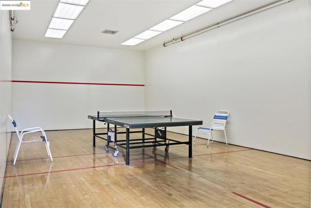 2 Commodore DR, Emeryville CA: https://media.crmls.org/mediaz/6f44cddd-4d6d-4191-b30f-aea68416cc8d.jpg