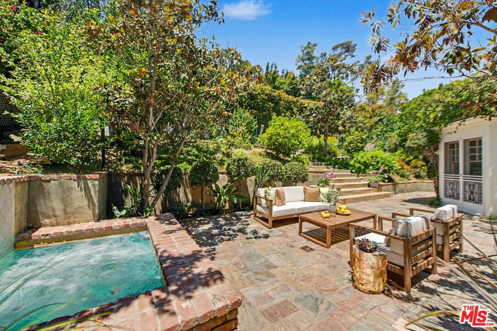 https://media.crmls.org/mediaz/6f461442-7e03-4d52-8e2d-75cb277f96eb.jpg?preset=X-Large