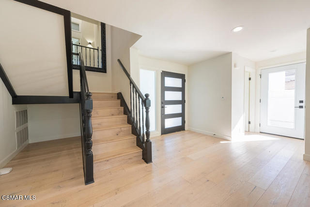 1725 Royal Saint George Drive, Westlake Village CA: https://media.crmls.org/mediaz/6f467a60-605b-4a61-8d11-b044975e98ac.jpg