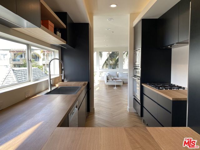 2237 S Bentley Avenue, Los Angeles CA: https://media.crmls.org/mediaz/6f469302-b471-48df-871a-b363c793e1cb.jpg