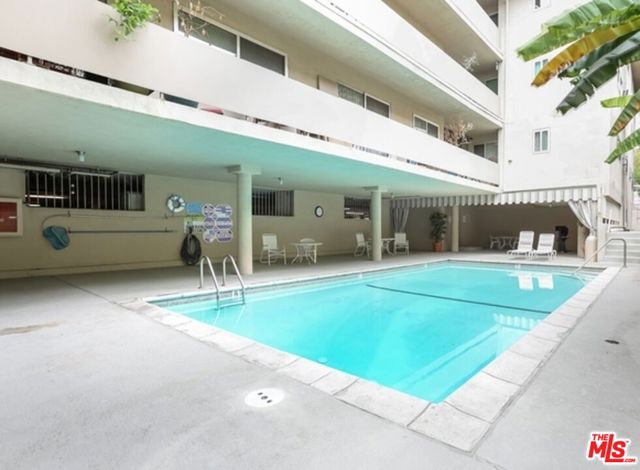 525 N Sycamore Avenue, Los Angeles CA: https://media.crmls.org/mediaz/6f48938a-3d43-4f7c-b493-cb014ece6a27.jpg
