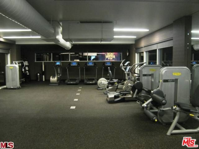 6250 Hollywood Boulevard, Los Angeles CA: https://media.crmls.org/mediaz/6f498830-6bef-4e62-83a4-0ef1ceff809f.jpg