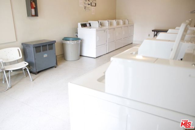 10240 Camarillo Street, Toluca Lake CA: https://media.crmls.org/mediaz/6f4a80aa-2e1e-417f-8e99-5cf0370c2da0.jpg