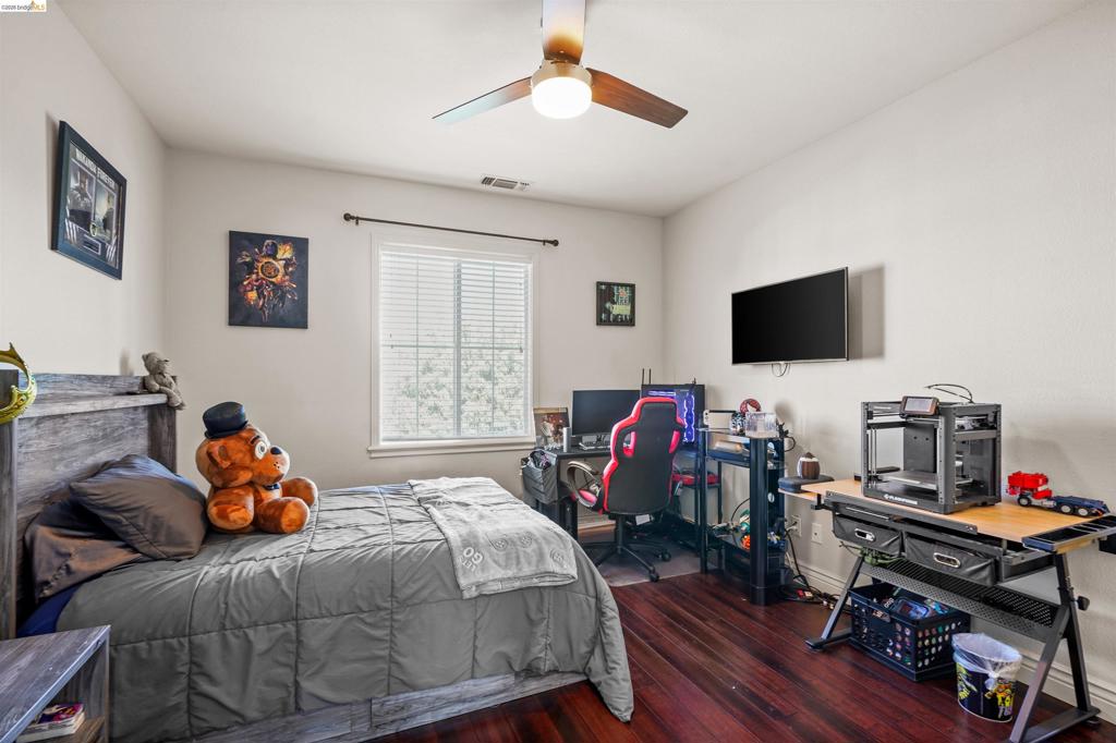 https://media.crmls.org/mediaz/6f4aa42e-124d-4ae1-8a24-5fa4e64848fb.jpg?preset=X-Large
