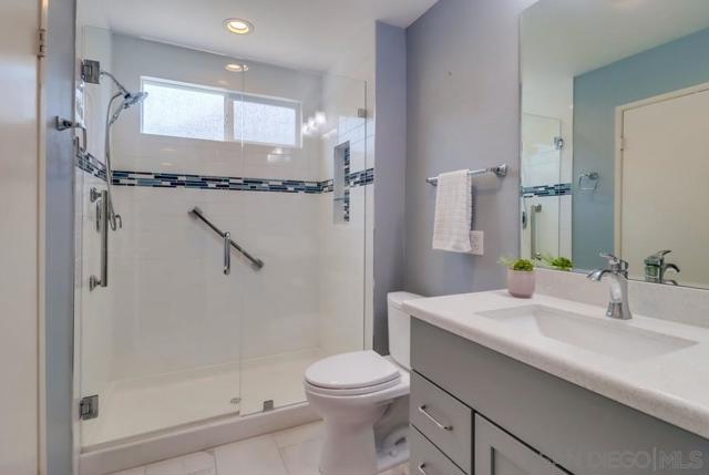 Impeccably remodeled full bath!