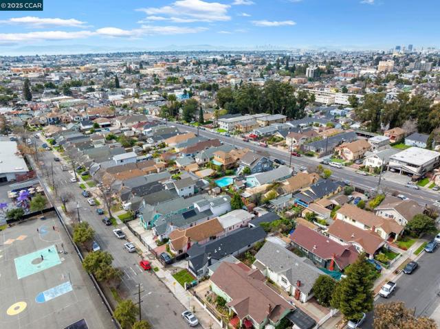 2133 39Th Ave, Oakland CA: https://media.crmls.org/mediaz/6f4bf51d-408f-46b9-8b60-daa7692d8b7f.jpg