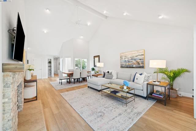 711 Glen Eagle Ct, Danville CA: https://media.crmls.org/mediaz/6f4f9116-76ec-4f99-b910-9bcf8ccba783.jpg