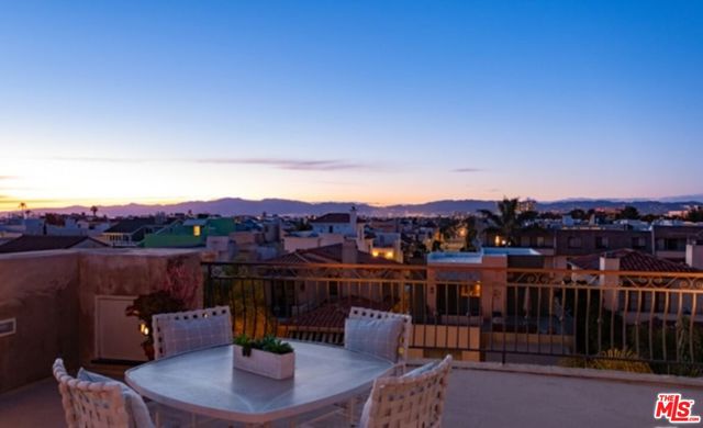 142 Union Jack Mall, Marina del Rey CA: https://media.crmls.org/mediaz/6f4f9f89-6927-458a-a019-145aba44f115.jpg