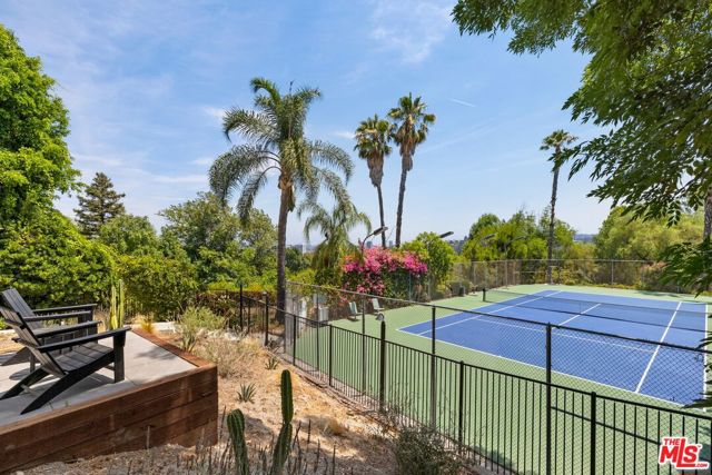 16820 Oak View Drive, Encino CA: https://media.crmls.org/mediaz/6f506356-077a-4d1d-914e-8c26c1f56a99.jpg