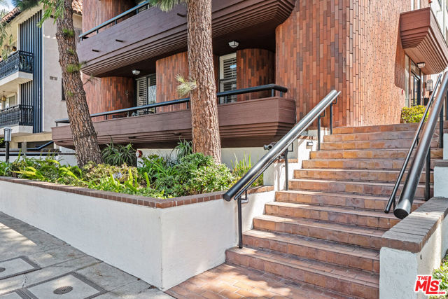 11982 Kiowa Avenue, Los Angeles CA: https://media.crmls.org/mediaz/6f5079e2-fc12-4c7a-ac43-27225baf059c.jpg