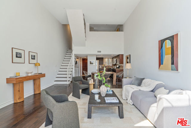 3743 S Canfield Avenue, Los Angeles CA: https://media.crmls.org/mediaz/6f50e046-1da3-4877-8118-1a059e8693cf.jpg