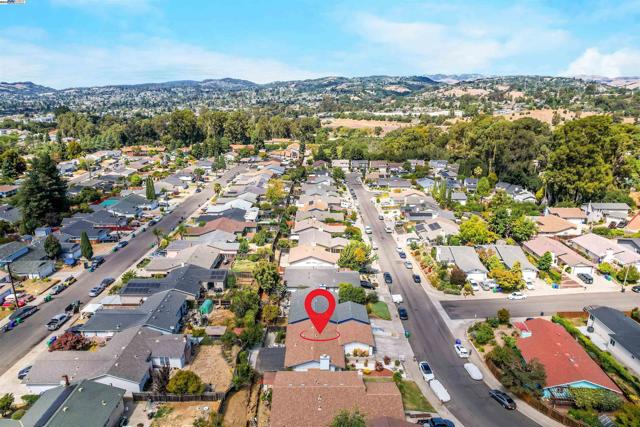 22633 Mossy Rock Drive, Hayward CA: https://media.crmls.org/mediaz/6f50eeb7-03ec-482c-8292-c40e183ff6f0.jpg