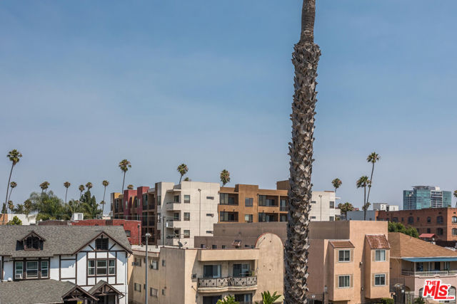 333 S Wilton Place, Los Angeles CA: https://media.crmls.org/mediaz/6f510f31-fae6-464e-9fc6-8331d2455d87.jpg