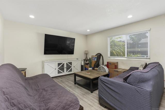 530 Calle Montecito, Oceanside CA: https://media.crmls.org/mediaz/6f526462-3690-4f44-8770-1e34e717ca2b.jpg