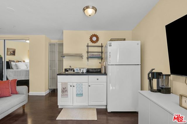 7659 Lindley Avenue, Reseda CA: https://media.crmls.org/mediaz/6f526a3b-c64a-4a79-ac42-4fc998ba8fb6.jpg