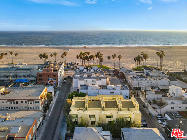 25 Brooks Avenue, Venice CA: https://media.crmls.org/mediaz/6f527554-933e-402b-bf5f-063b8abbdd47.jpg
