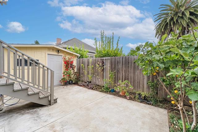 931 E 23Rd St, Oakland CA: https://media.crmls.org/mediaz/6f5327c5-cd99-4333-8276-431395b679dd.jpg