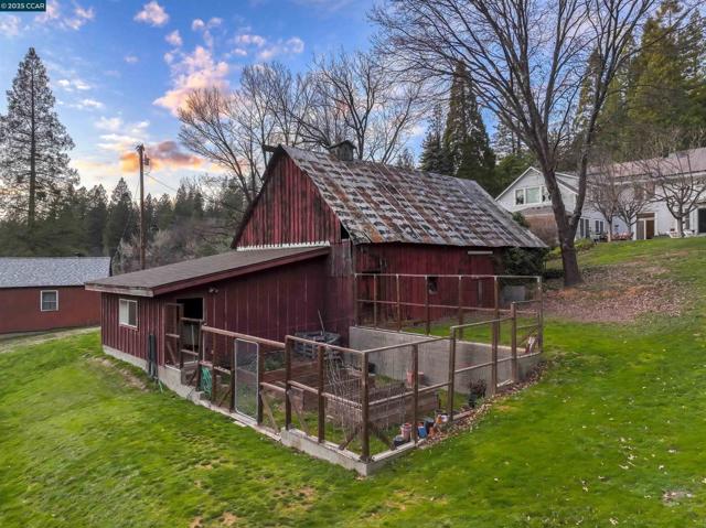 11417 Red Dog Rd, Nevada City CA: https://media.crmls.org/mediaz/6f5365f9-f5ae-4d9f-a6ce-f35176e4466a.jpg