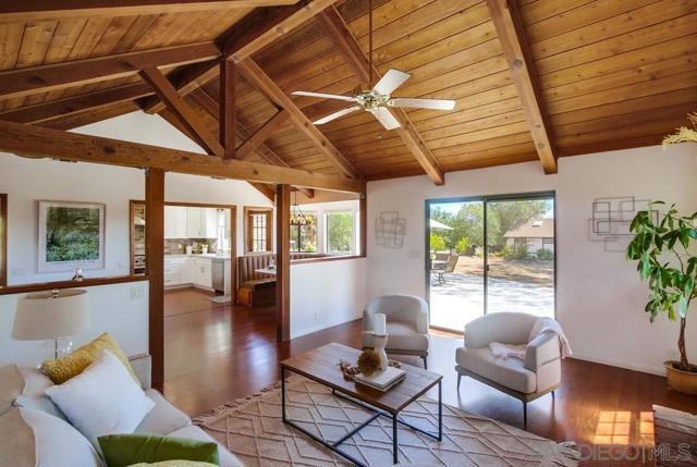 2336 Rancho Diego Ct, Escondido CA: https://media.crmls.org/mediaz/6f53ff5b-4e47-45d1-b113-e2f406ac3c82.jpg