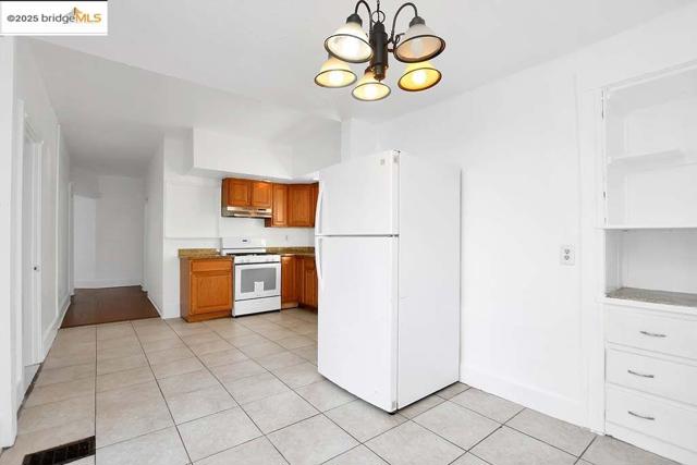 5540 E 17Th St, Oakland CA: https://media.crmls.org/mediaz/6f5473a4-af0a-4565-b257-b0b06c5ab55d.jpg