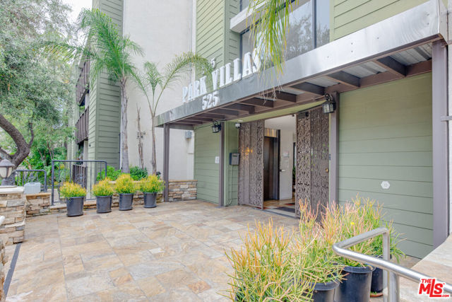 525 S Ardmore Avenue, Los Angeles CA: https://media.crmls.org/mediaz/6f5523f8-f710-4496-b9ff-6ec663580658.jpg