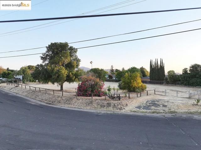 1806 Blossom Drive, Antioch CA: https://media.crmls.org/mediaz/6f559dbd-fba3-4400-a9a4-0b4cefc6750b.jpg