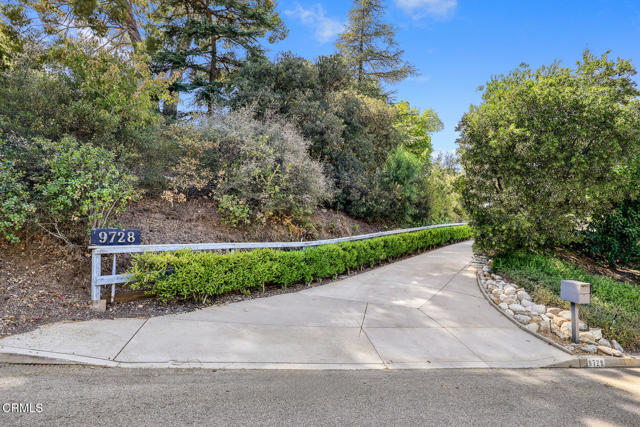 9728 Shadow Island Drive, Shadow Hills CA: https://media.crmls.org/mediaz/6f55d5b9-77ee-4158-8274-45921fa7819c.jpg